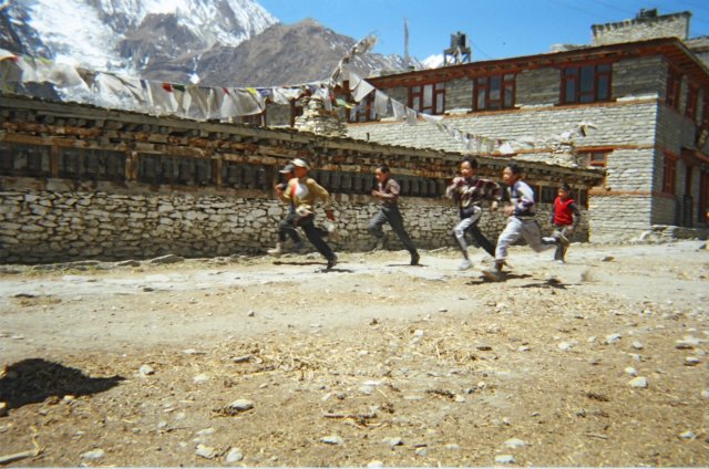 Course des enfants avant le Marathon de Manang 3535 m
