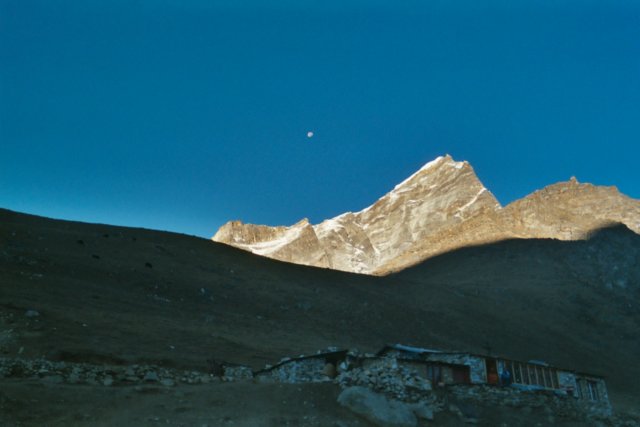 Lune au dessus de Lobuche